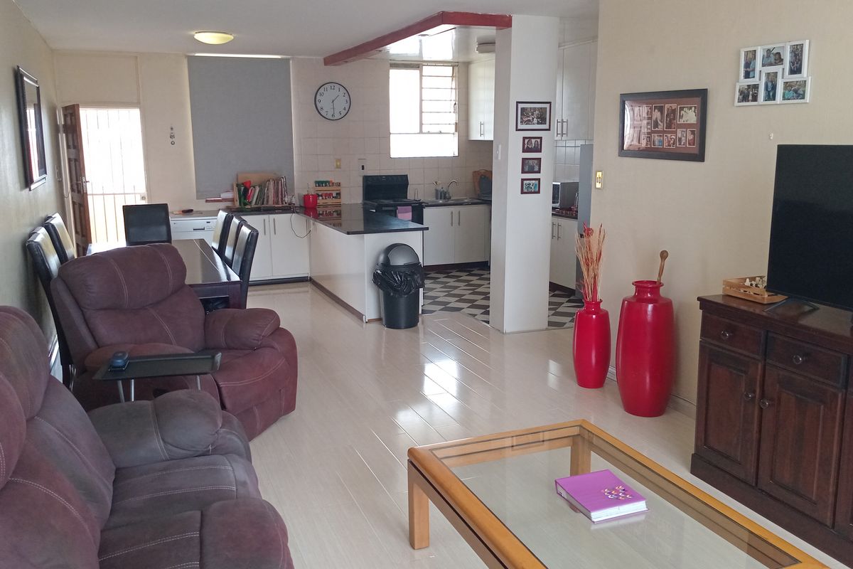 This lovely flat, situated on the 9th floor - Photo 5