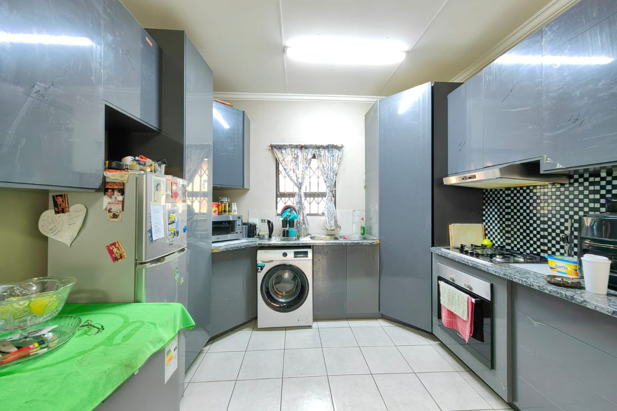 2 Bedroom Unit in Secure Family-Friendly Complex – Terra Nova - Photo 3