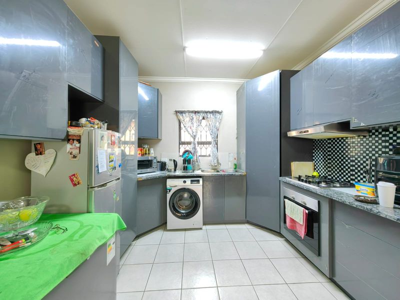 2 Bedroom Unit in Secure Family-Friendly Complex – Terra Nova - Photo 3