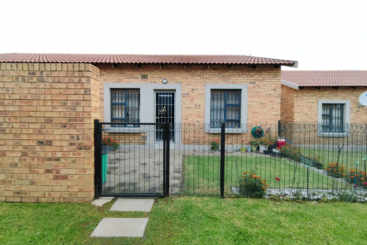 2 Bedroom Unit in Secure Family-Friendly Complex – Terra Nova - Photo 2