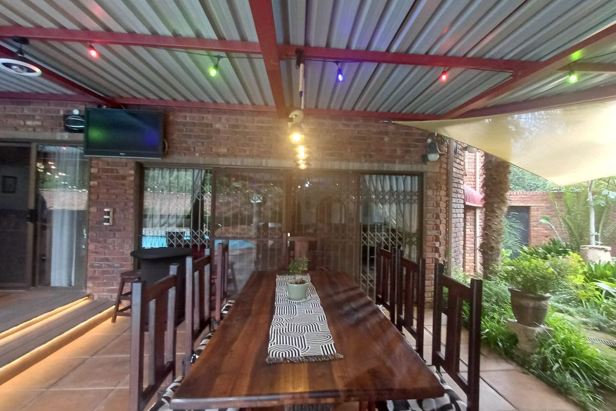 Let Me Take Your Breath Away With This Huge Double Story Family Home - Photo 3