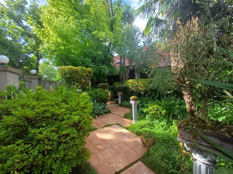 Let Me Take Your Breath Away With This Huge Double Story Family Home - Photo 4