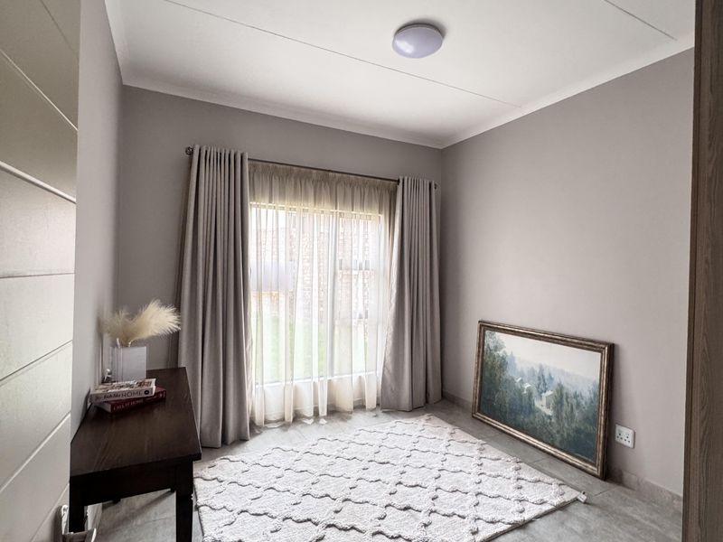 Modern 3 Bedroom Freehold House in Heuwel West - No Transfer Fees - Photo 10