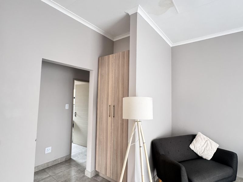 Modern 3 Bedroom Freehold House in Heuwel West - No Transfer Fees - Photo 9