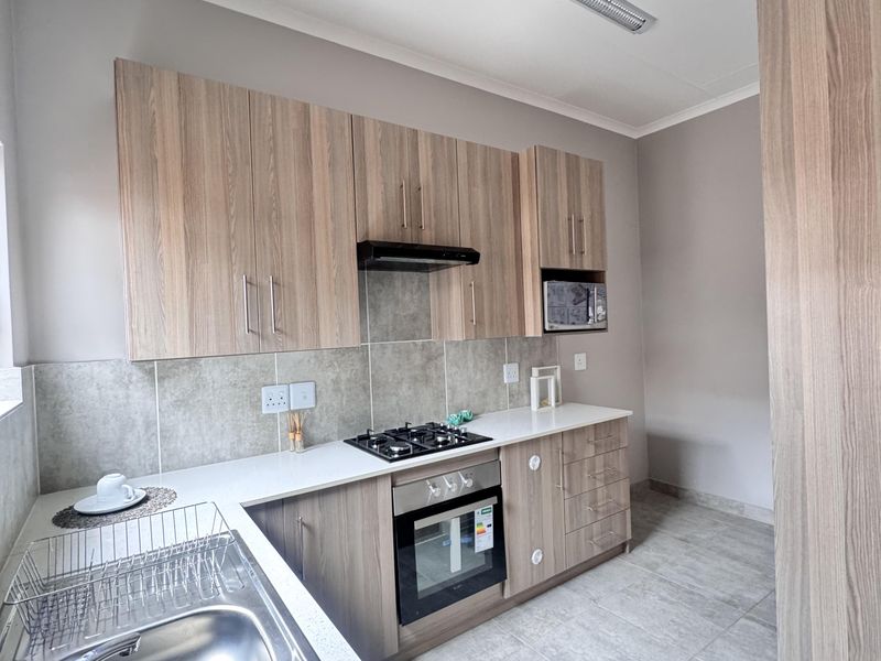 Modern 3 Bedroom Freehold House in Heuwel West - No Transfer Fees - Photo 6