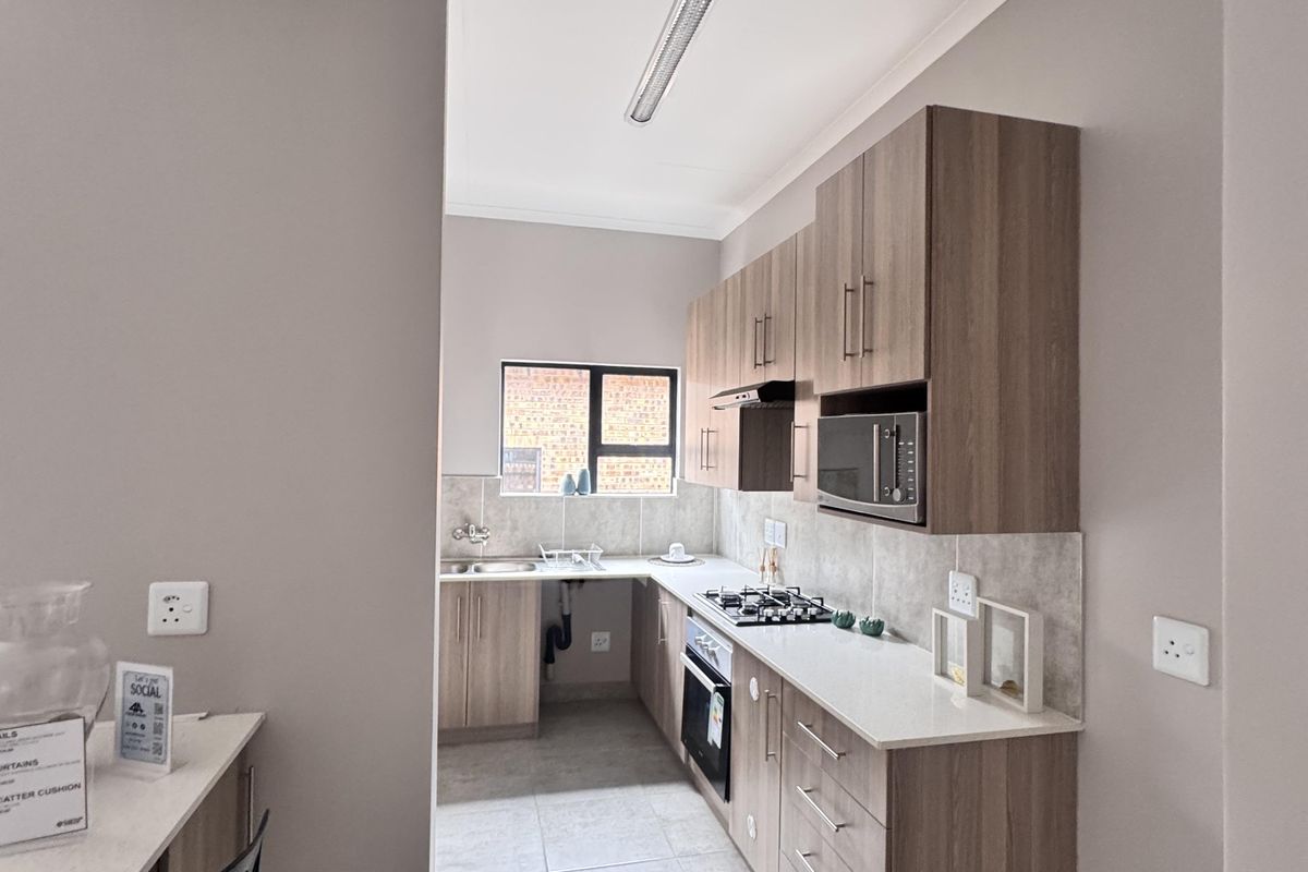 Modern 3 Bedroom Freehold House in Heuwel West - No Transfer Fees - Photo 4