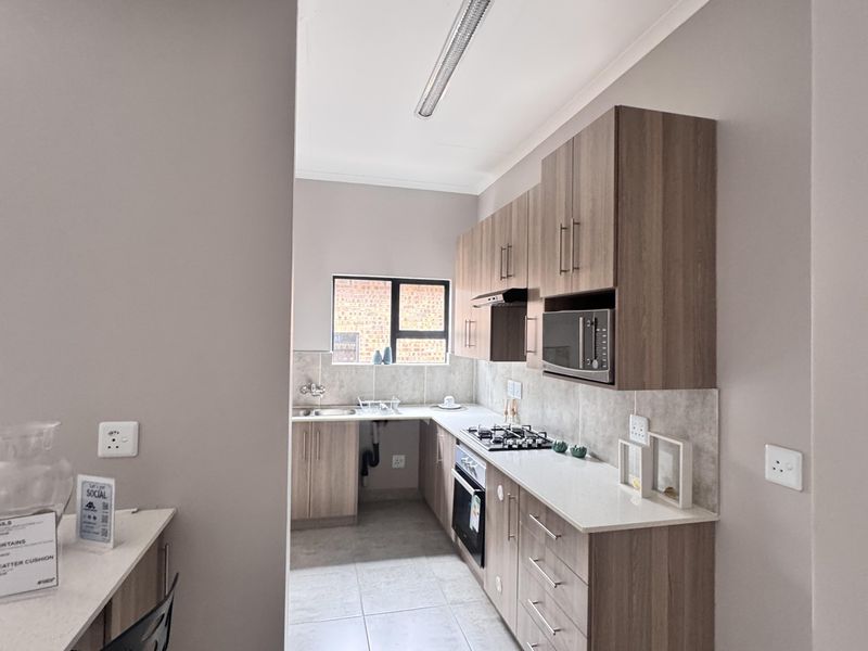 Modern 3 Bedroom Freehold House in Heuwel West - No Transfer Fees - Photo 4