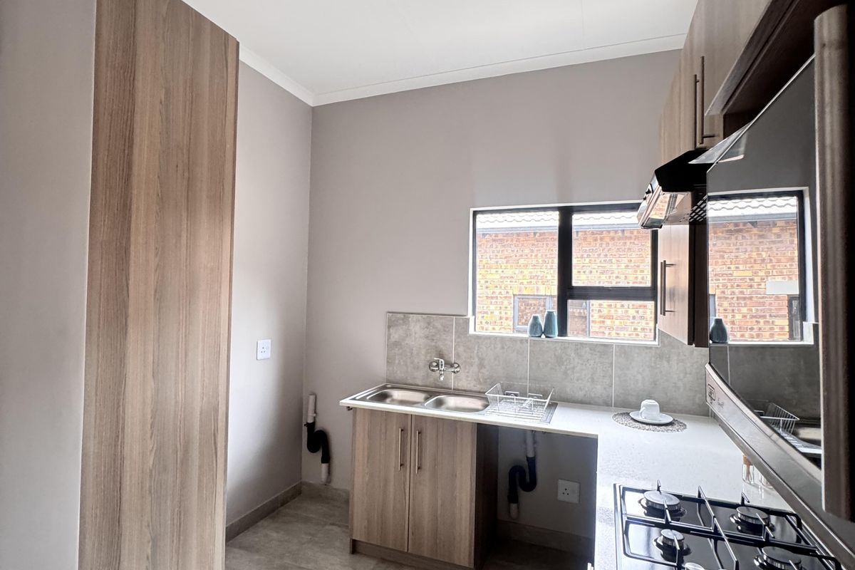 Modern 3 Bedroom Freehold House in Heuwel West - No Transfer Fees - Photo 5