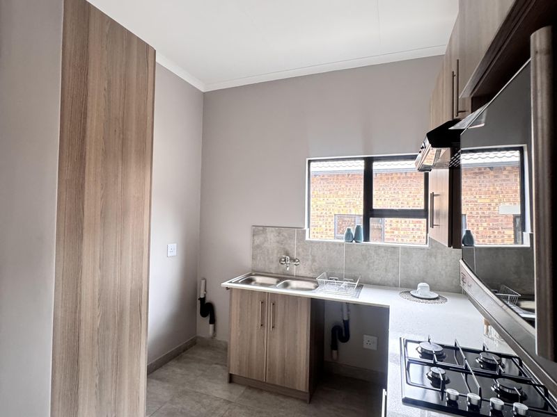 Modern 3 Bedroom Freehold House in Heuwel West - No Transfer Fees - Photo 5