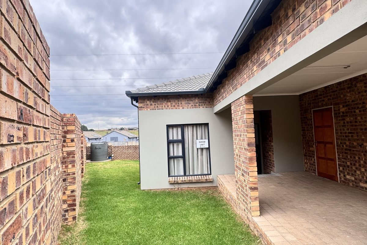 Modern 3 Bedroom Freehold House in Heuwel West - No Transfer Fees - Photo 3