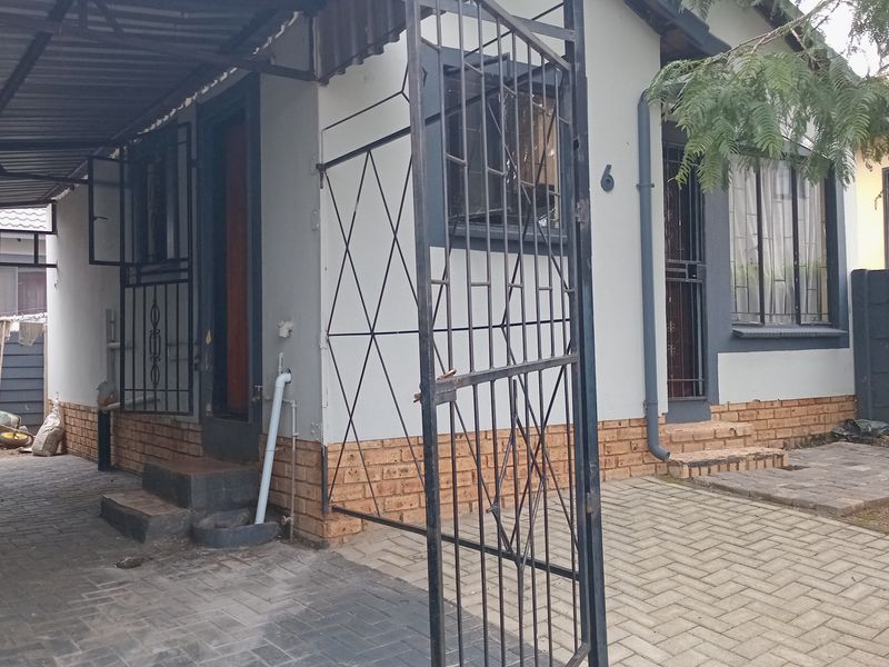 This lovely home offers 2 spacious bedrooms - Photo 3