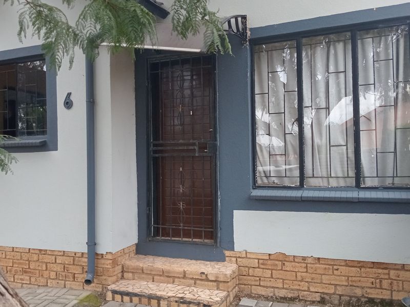 This lovely home offers 2 spacious bedrooms - Photo 2