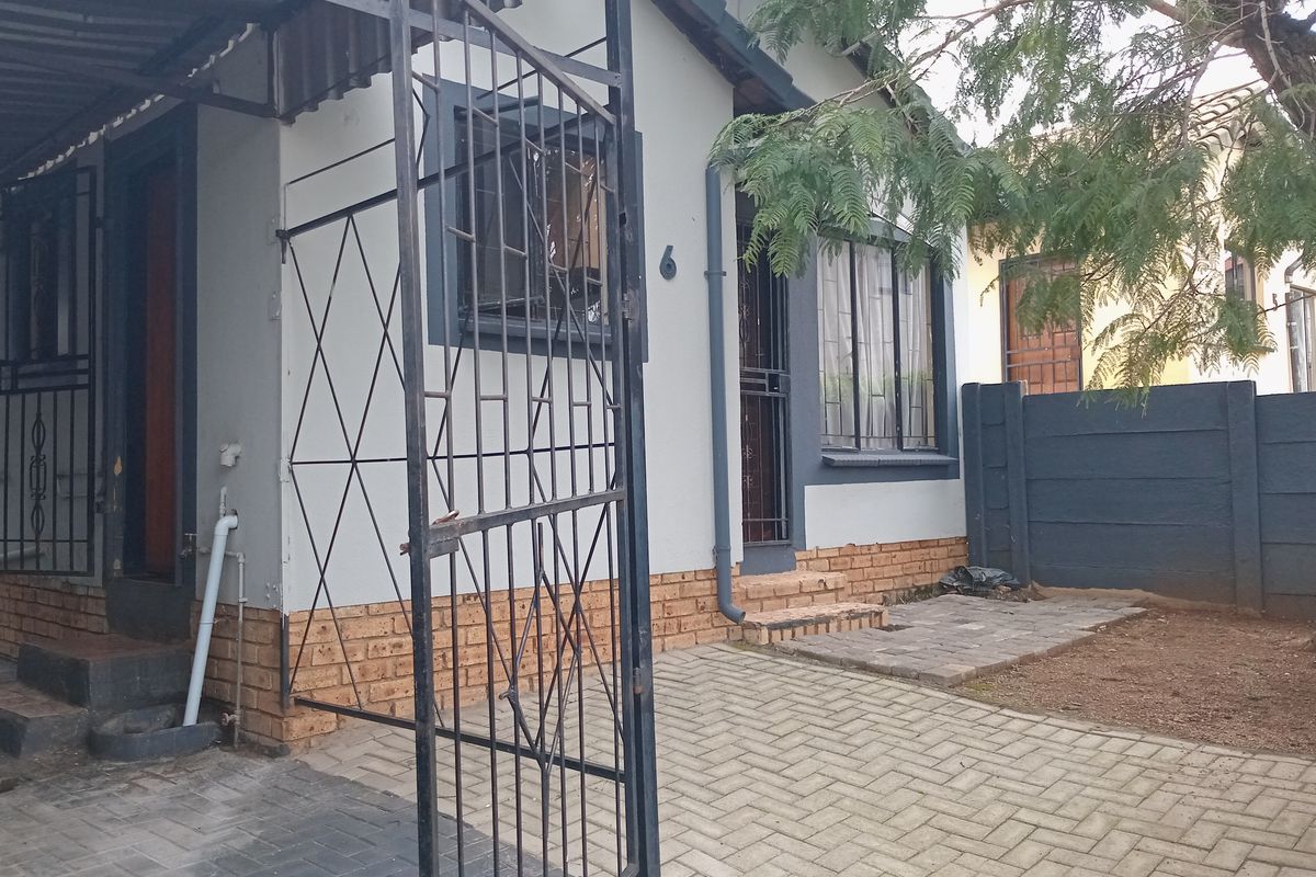 This lovely home offers 2 spacious bedrooms - Photo 4