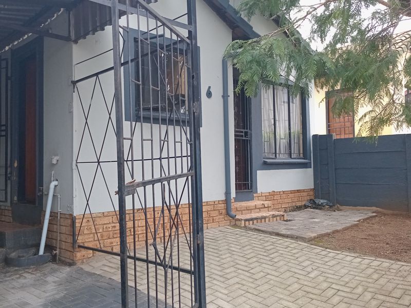 This lovely home offers 2 spacious bedrooms - Photo 4