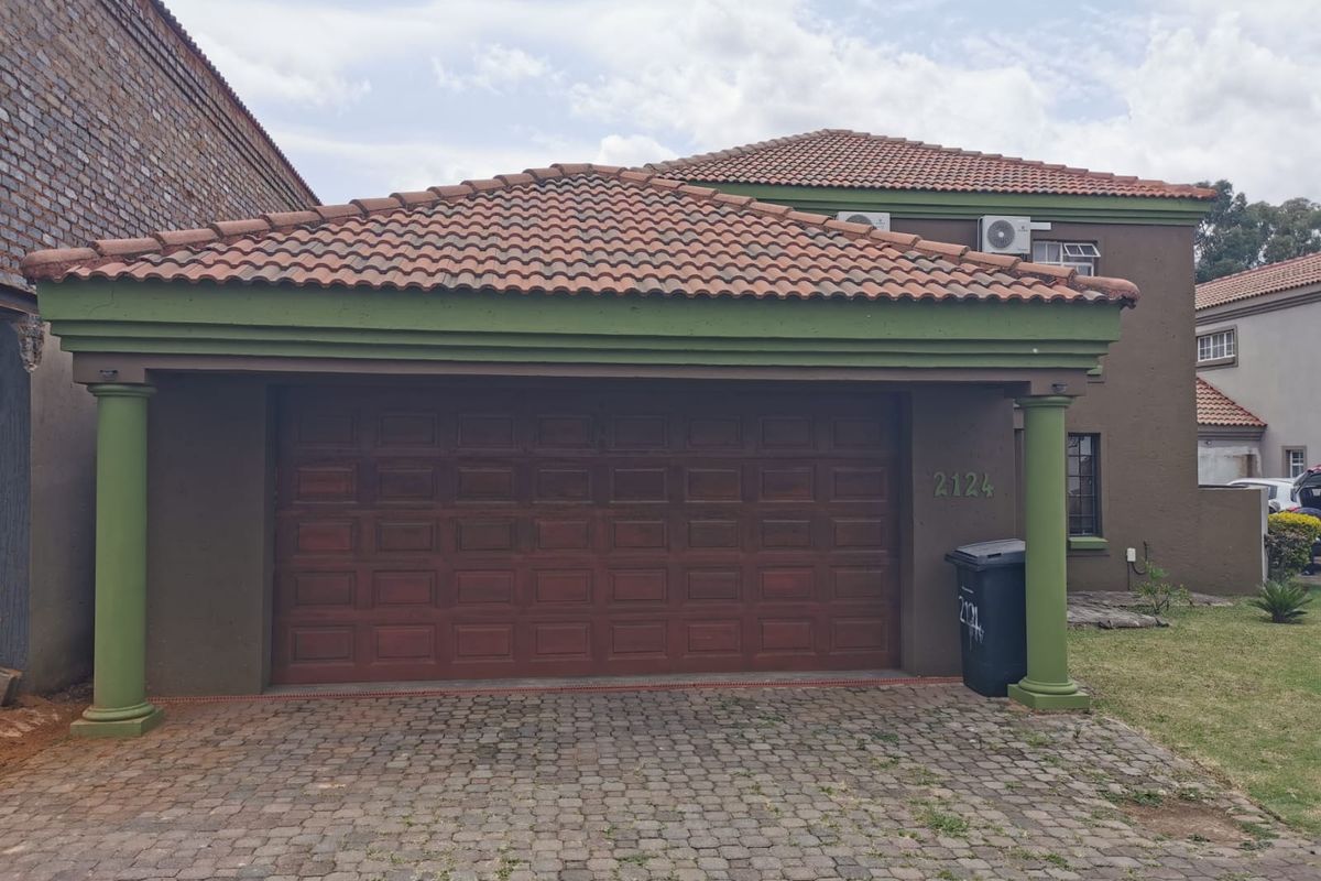 Stylish Double-Storey 3-Bedroom Home in Secure Estate – Move-In Read - Photo 2