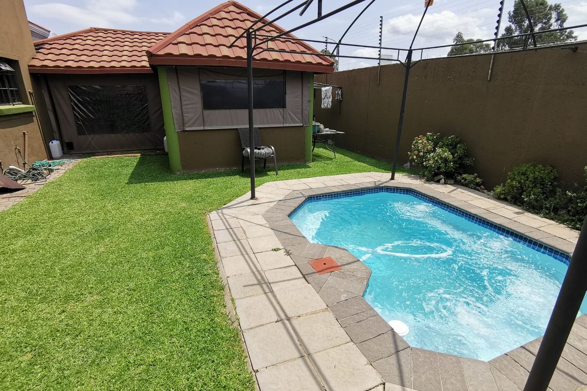 Stylish Double-Storey 3-Bedroom Home in Secure Estate – Move-In Read - Photo 3