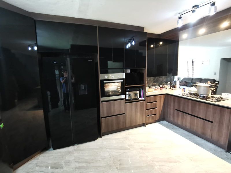 Stylish Double-Storey 3-Bedroom Home in Secure Estate – Move-In Read - Photo 9