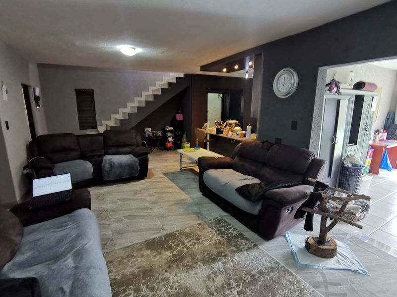 Stylish Double-Storey 3-Bedroom Home in Secure Estate – Move-In Read - Photo 5