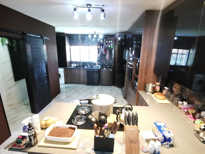 Stylish Double-Storey 3-Bedroom Home in Secure Estate – Move-In Read - Photo 6