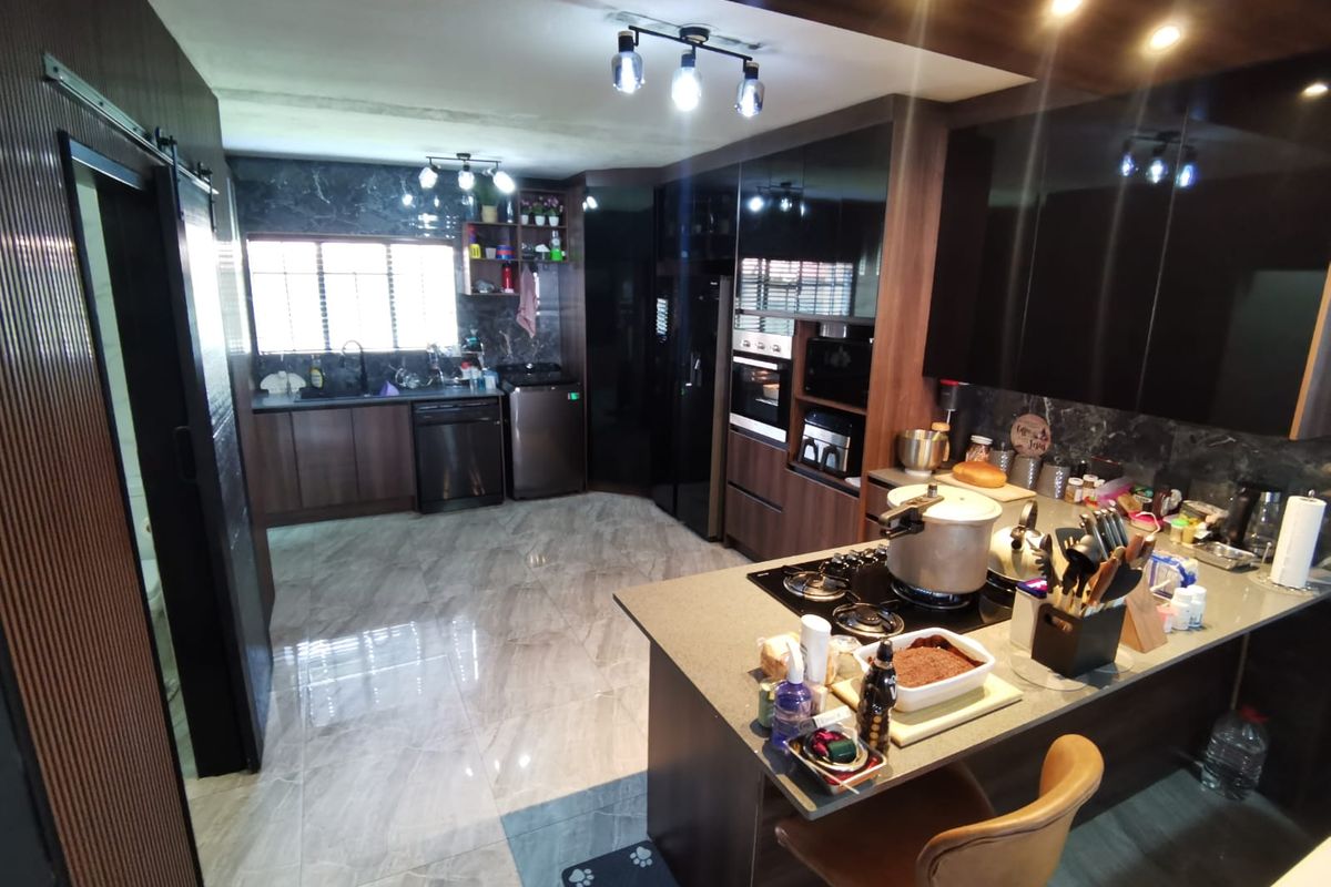 Stylish Double-Storey 3-Bedroom Home in Secure Estate – Move-In Read - Photo 4