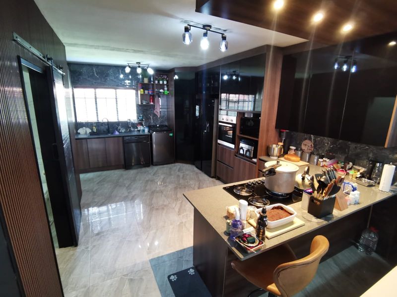 Stylish Double-Storey 3-Bedroom Home in Secure Estate – Move-In Read - Photo 4