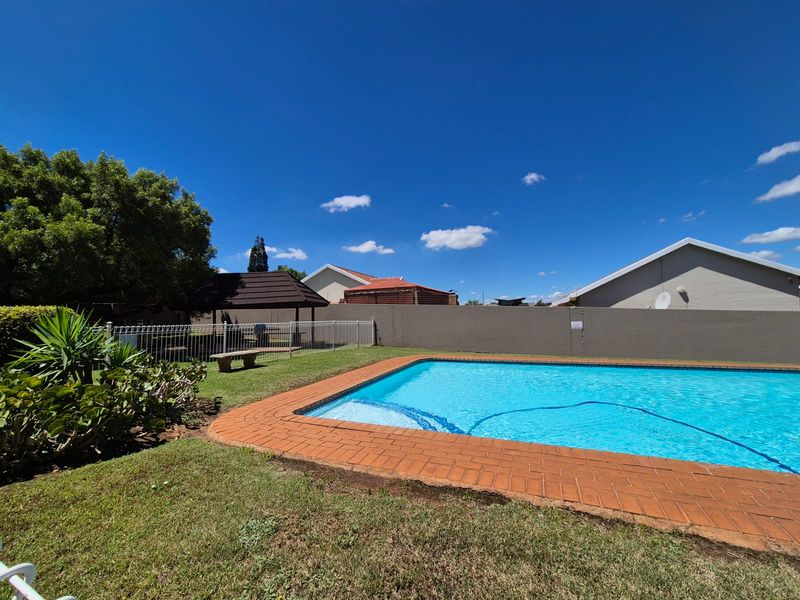 !Lovely Apartment in Safe and Secure Complex - Photo 4