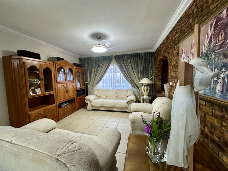 Prime Meer En See Family Home with Flatlet & Exceptional Entertainment Living - Photo 3