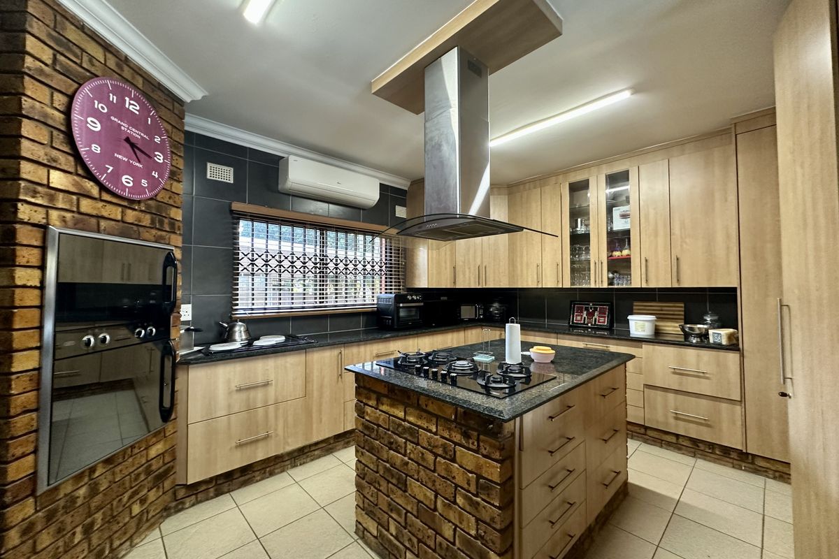 Prime Meer En See Family Home with Flatlet & Exceptional Entertainment Living - Photo 2