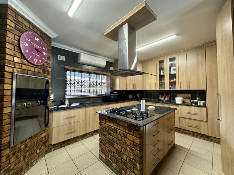 Prime Meer En See Family Home with Flatlet & Exceptional Entertainment Living - Photo 2