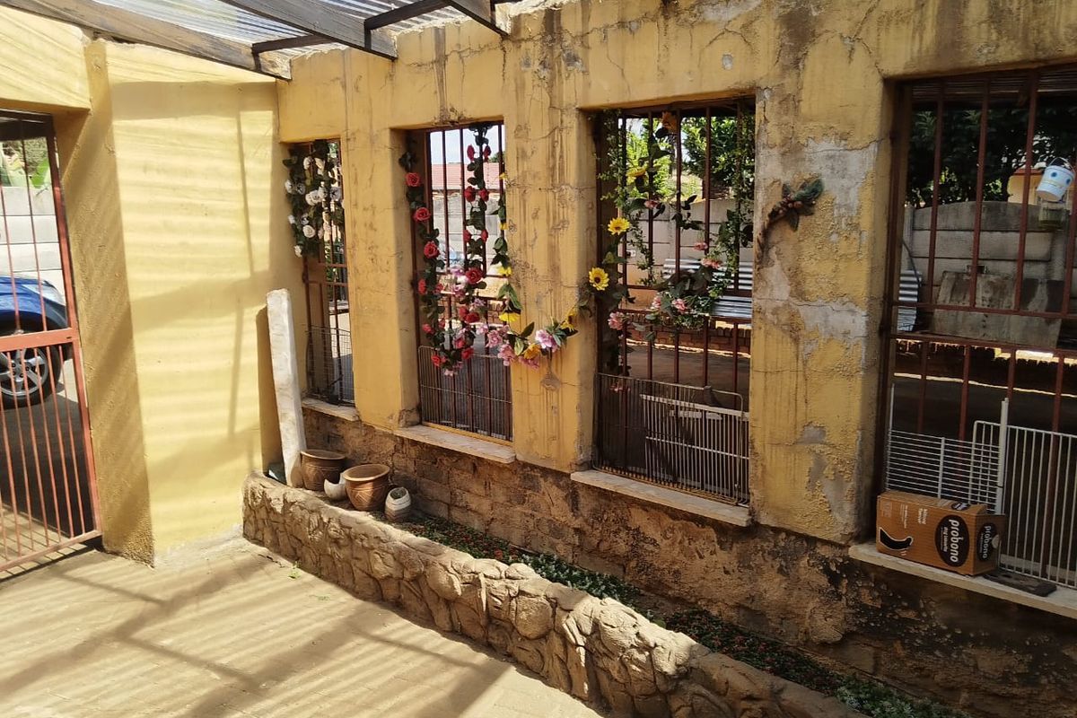 Spacious 3-Bedroom Home with Granny Flat – Great Potential! in Crystal Park - Photo 5