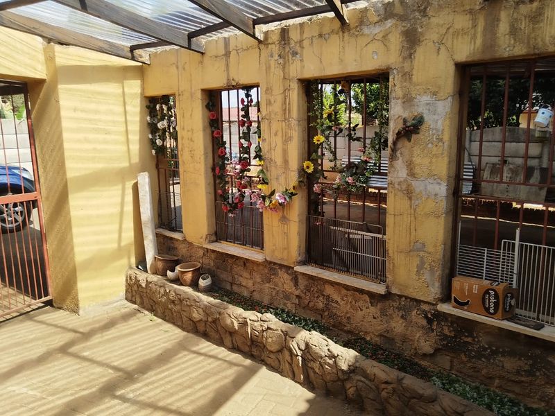 Spacious 3-Bedroom Home with Granny Flat – Great Potential! in Crystal Park - Photo 5