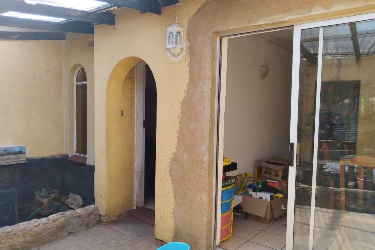 Spacious 3-Bedroom Home with Granny Flat – Great Potential! in Crystal Park - Photo 3