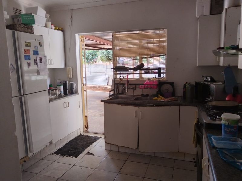 Spacious 3-Bedroom Home with Granny Flat – Great Potential! in Crystal Park - Photo 6