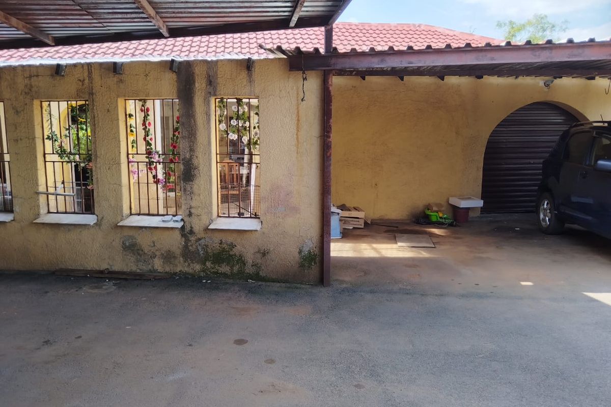 Spacious 3-Bedroom Home with Granny Flat – Great Potential! in Crystal Park - Photo 2