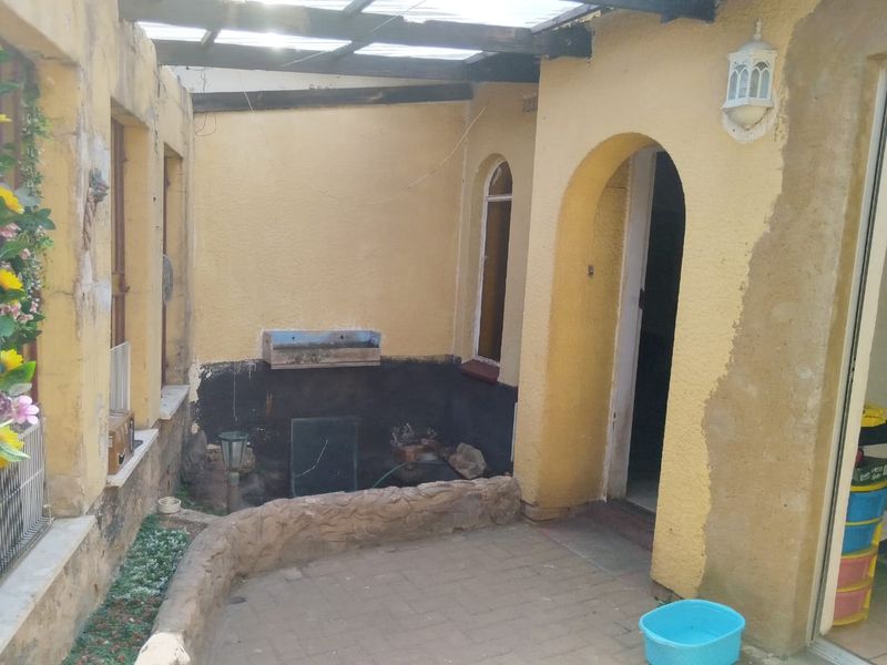 Spacious 3-Bedroom Home with Granny Flat – Great Potential! in Crystal Park - Photo 4