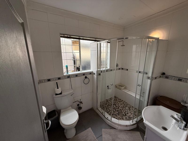 Spacious Family Home in Vanderbijlpark SE1 - Photo 10