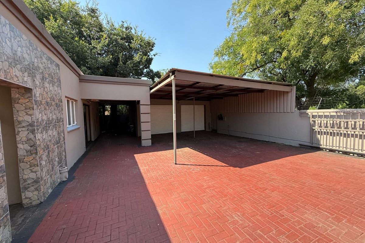 Spacious Family Home in Vanderbijlpark SE1 - Photo 5