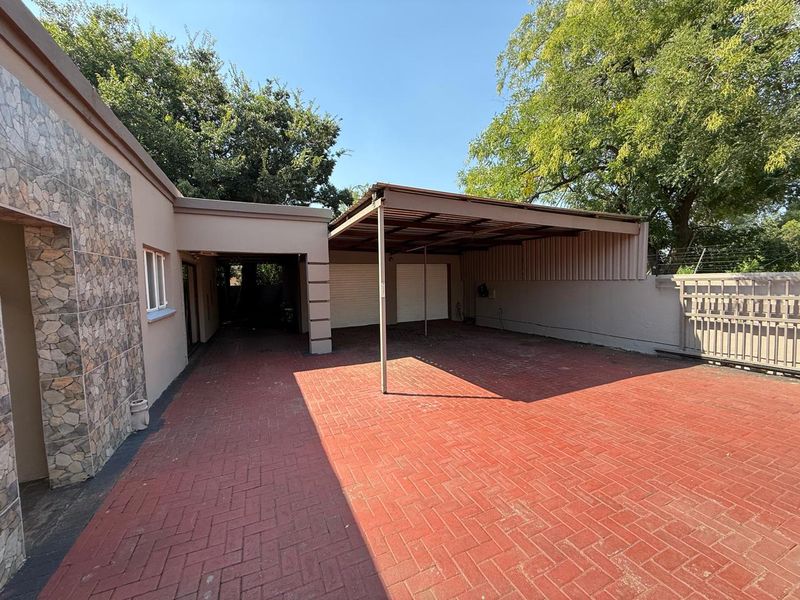 Spacious Family Home in Vanderbijlpark SE1 - Photo 5