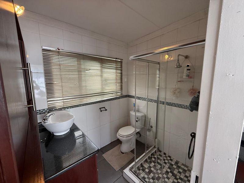 Spacious Family Home in Vanderbijlpark SE1 - Photo 6