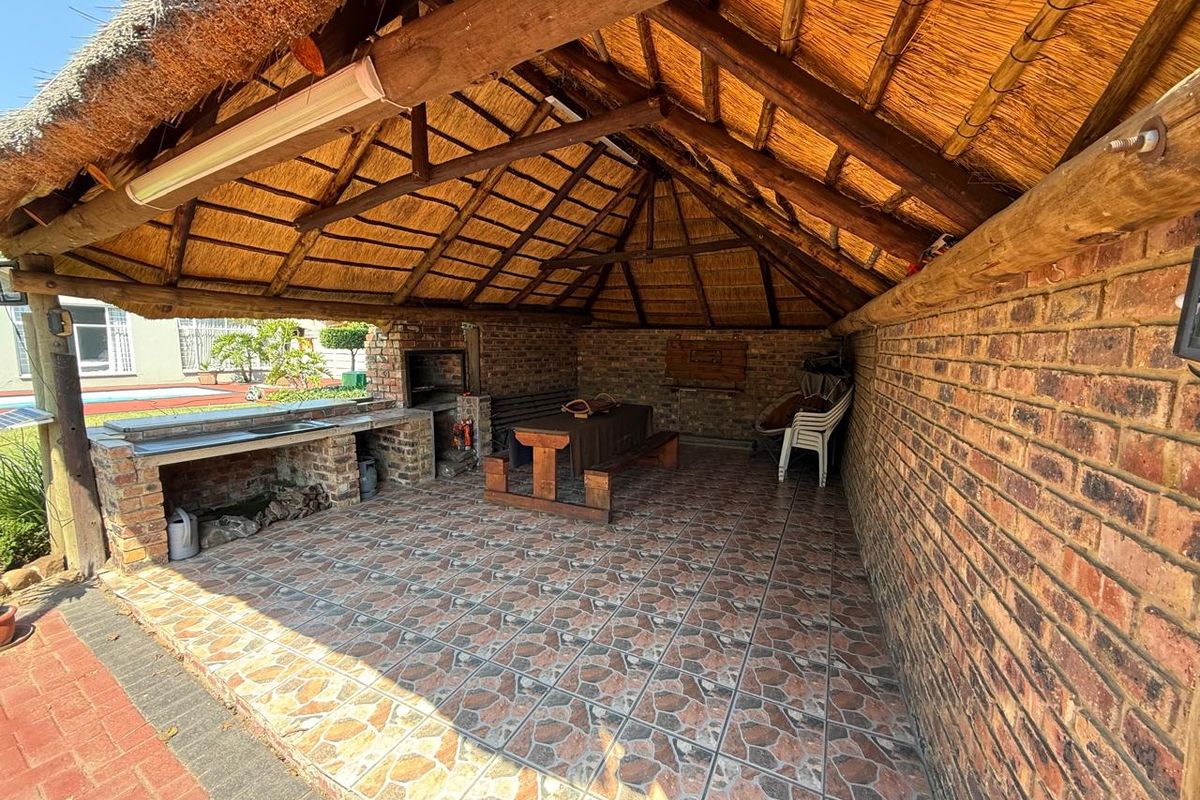 Spacious Family Home in Vanderbijlpark SE1 - Photo 3