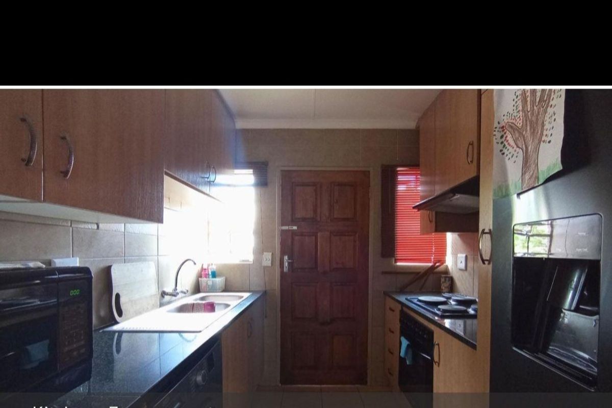 Showstopper Full Title 3-Bedroom Home in Thatchill Estate – Dream Family & Investment Gem Step into - Photo 2