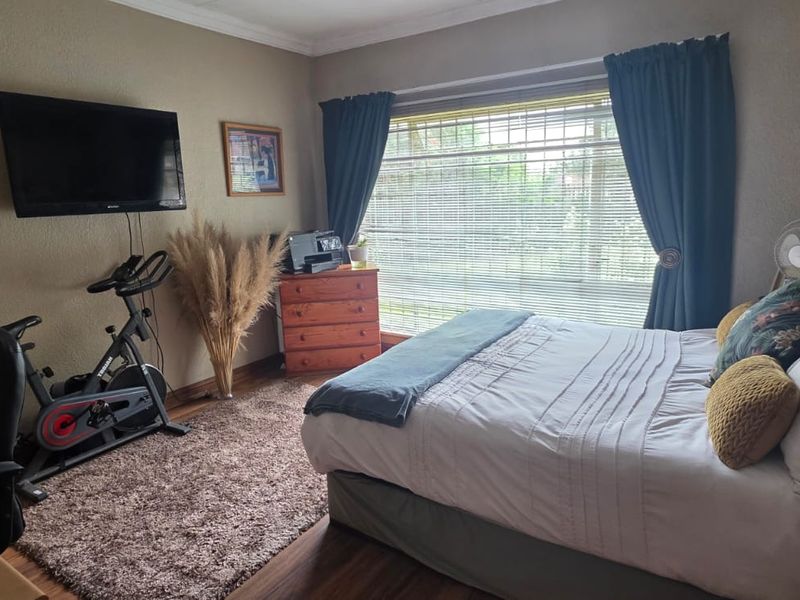 Stunning 4 Bedroom Family Home with Entertainment Features & Borehole - Photo 10