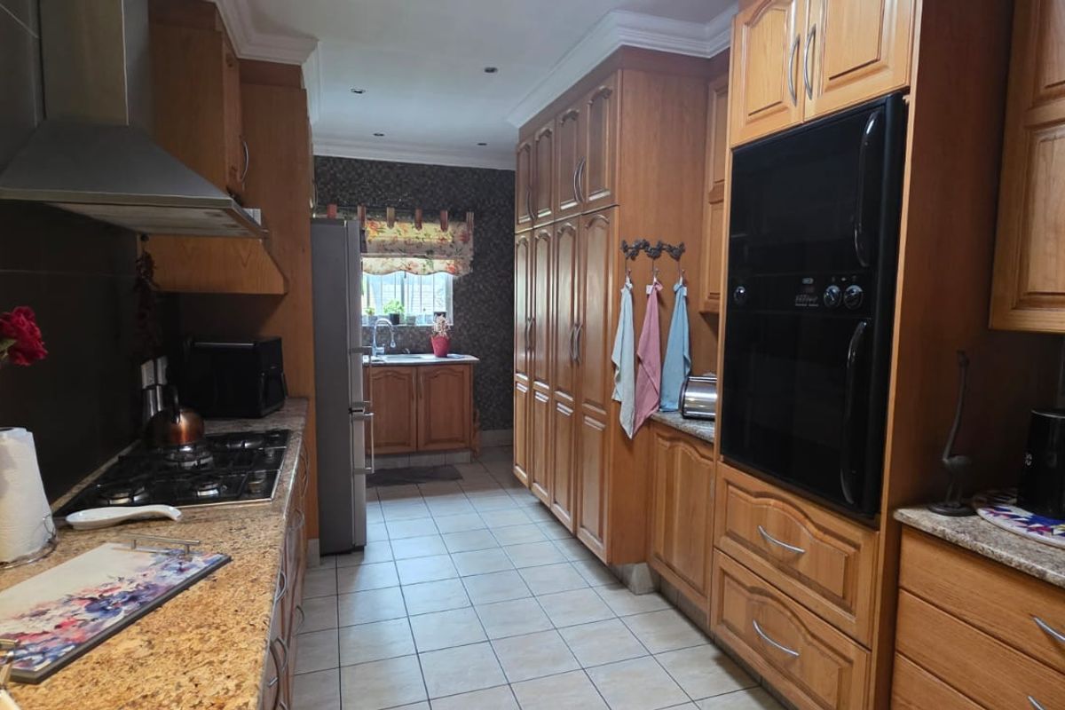 Stunning 4 Bedroom Family Home with Entertainment Features & Borehole - Photo 5