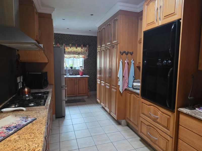 Stunning 4 Bedroom Family Home with Entertainment Features & Borehole - Photo 5