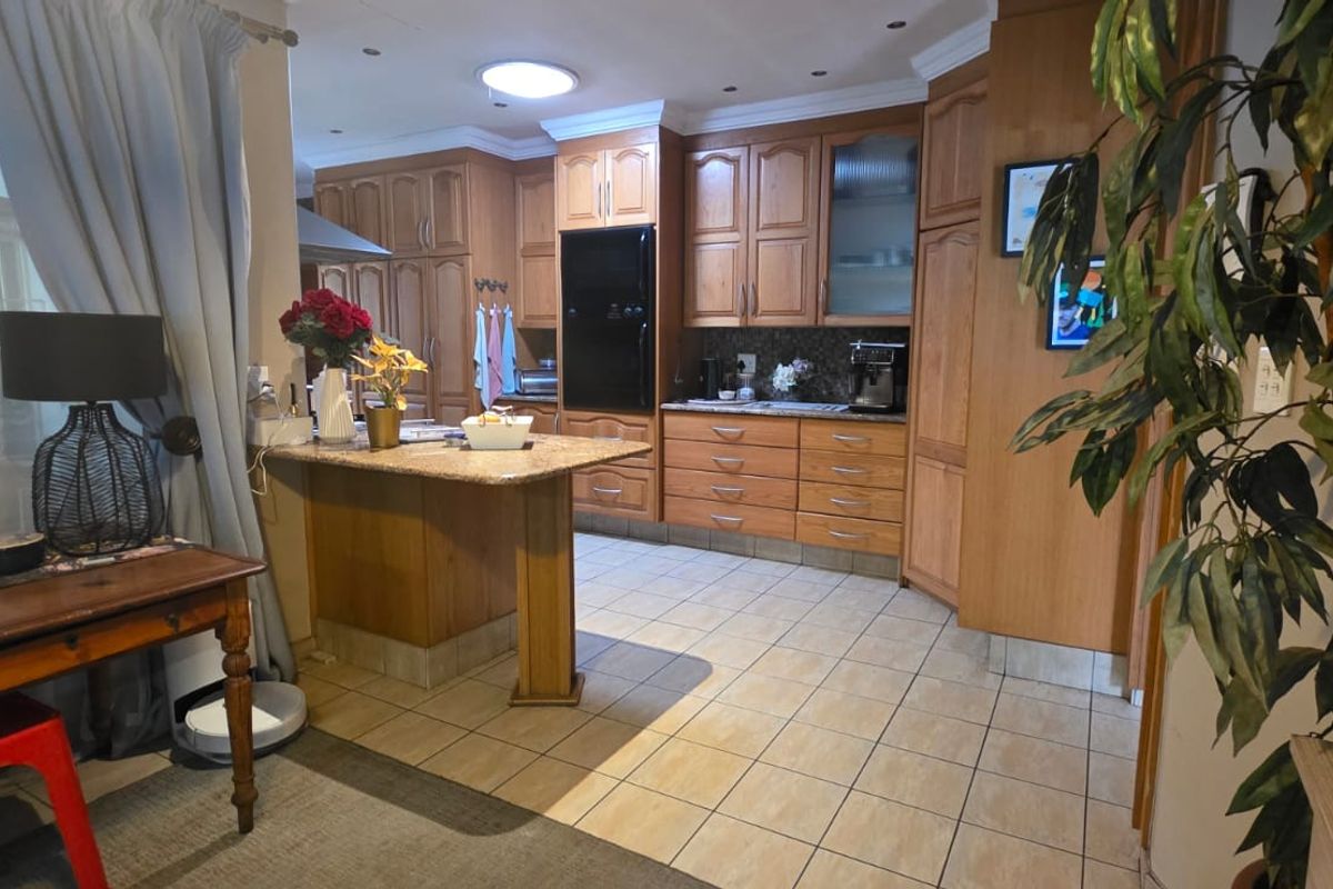 Stunning 4 Bedroom Family Home with Entertainment Features & Borehole - Photo 4