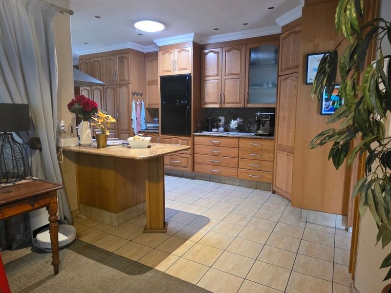 Stunning 4 Bedroom Family Home with Entertainment Features & Borehole - Photo 4