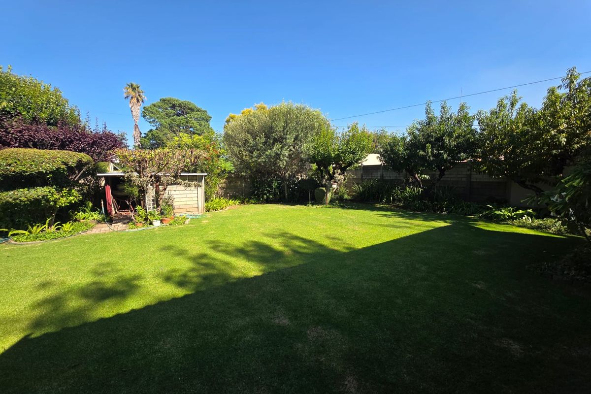 BEAUTIFUL FAMILY HOME FOR SALE IN VAALPARK - Photo 2