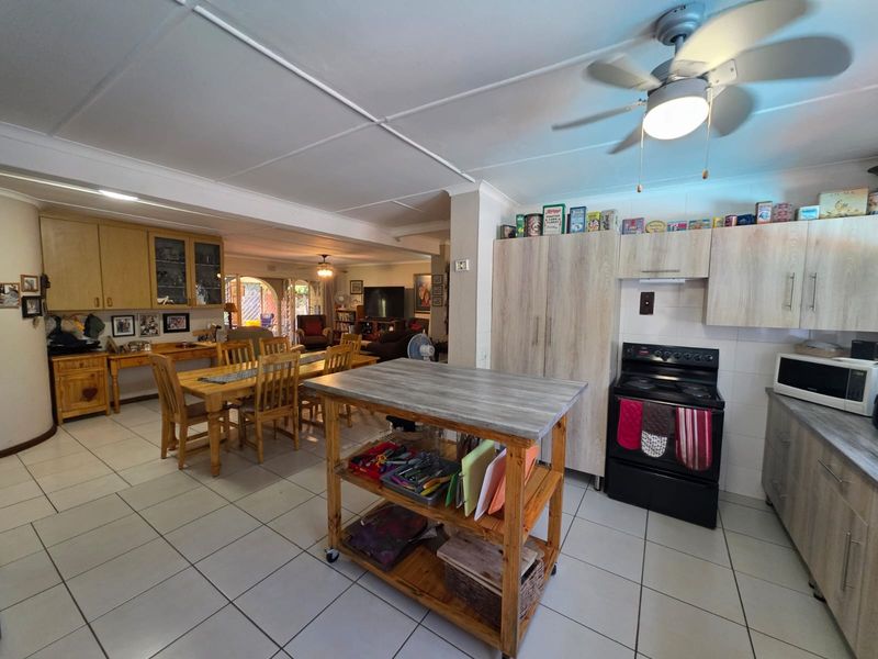 BEAUTIFUL FAMILY HOME FOR SALE IN VAALPARK - Photo 7