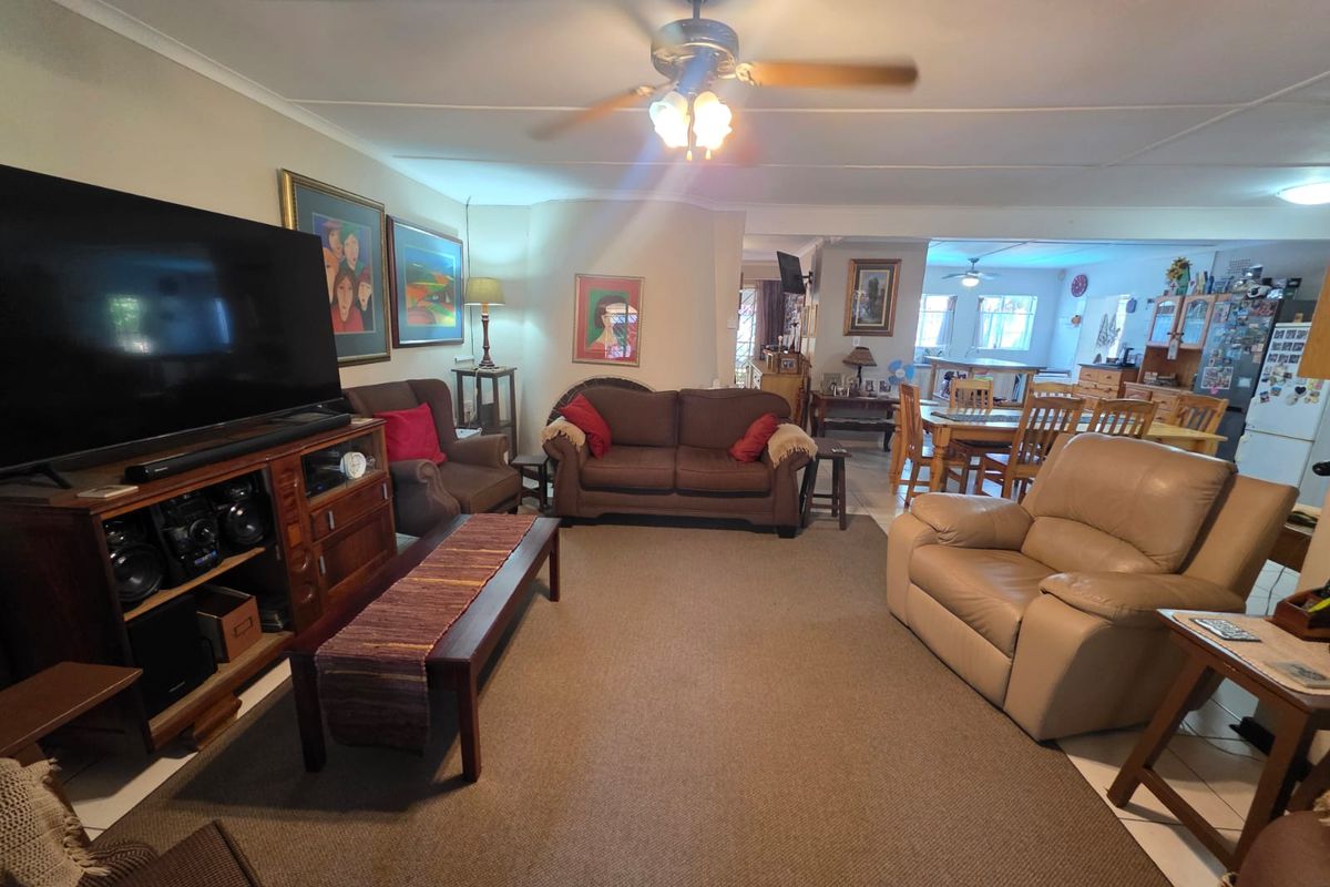 BEAUTIFUL FAMILY HOME FOR SALE IN VAALPARK - Photo 4