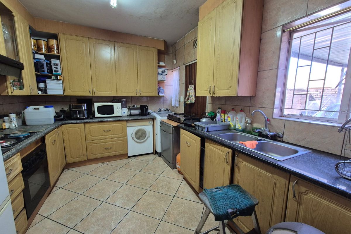 !TOWNHOUSE FOR SALE!  !Charming 3-bedroom townhouse with open-plan lounge and dining area! - Photo 3